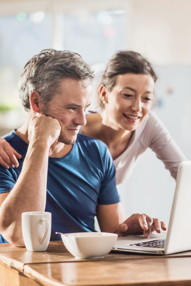 Personen vor Computer für Fragen und Antworten